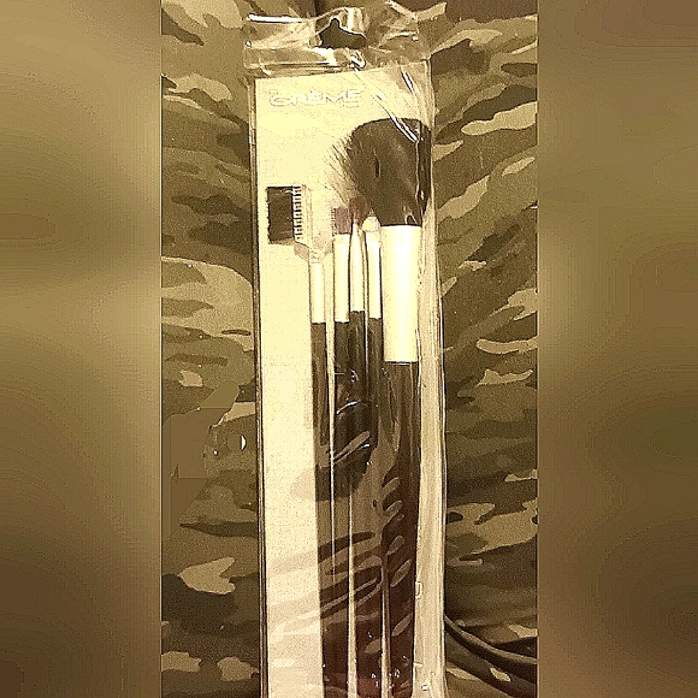The Creme Shop Blusher Makeup Brush made of High Quality Goat Hair Five Brushes
